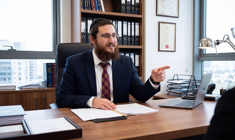 עו"ד אלון הכהן במשרדו