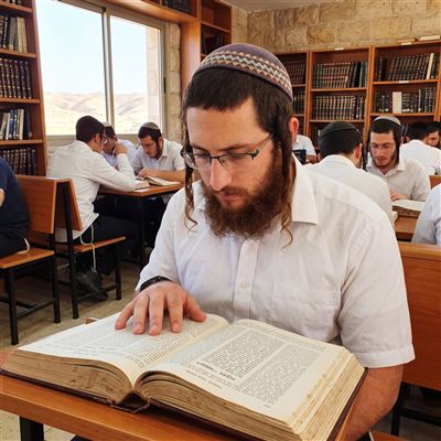 אלון הכהן לומד בבית המדרש