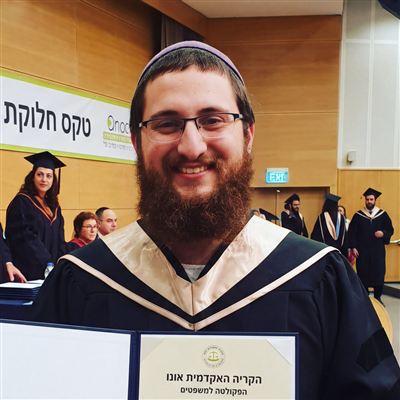 אלון הכהן עם תעודת התואר במשפטים