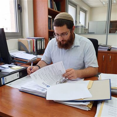 אלון הכהן עובד על תיקים במשרד